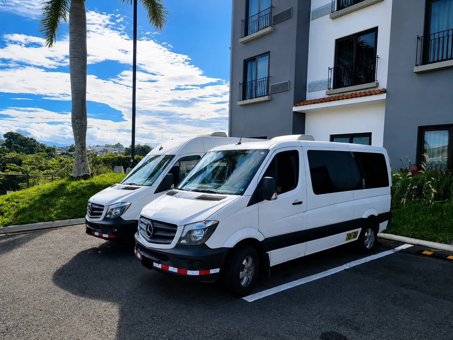 Microbús Mercedes-Benz de Costa Rica Transtour en una zona de acceso corporativo.