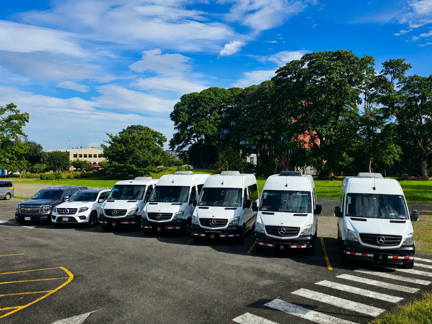 Flota de microbuses Mercedes-Benz de Costa Rica Transtour estacionada al aire libre.